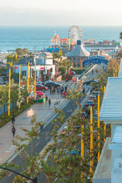 sant monica pier während der geschäftigen saison - santa monica california santa monica pier amusement park stock-fotos und bilder