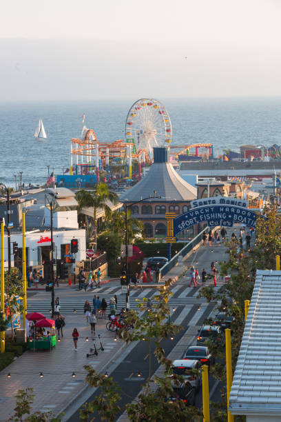 molo sant monica podczas pracowitego sezonu - amusement park ferris wheel pier california zdjęcia i obrazy z banku zdjęć