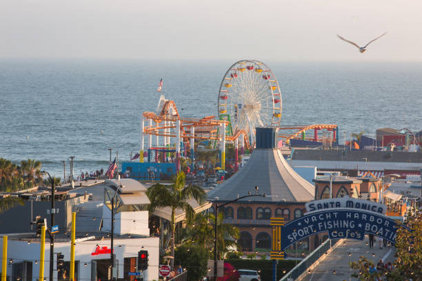 sant monica pier während der geschäftigen saison - santa monica california santa monica pier amusement park stock-fotos und bilder