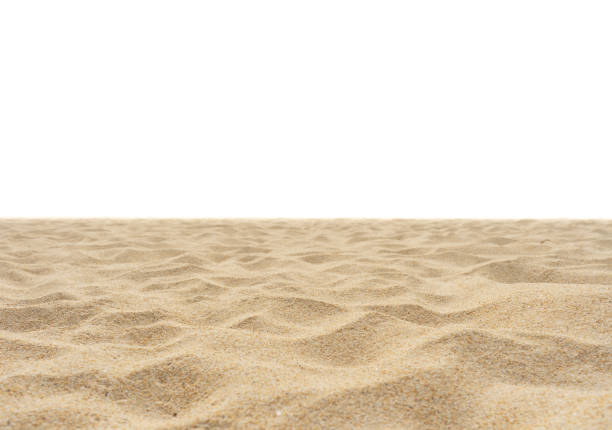 arena de playa sobre fondo blanco, arena de playa natural, patrón de arena, textura de arena. - arena fotografías e imágenes de stock