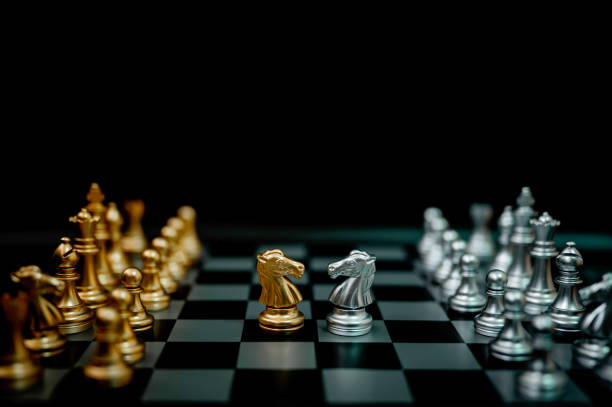 concept de plan de concurrence commerciale et de stratégie. jeu d’échecs couleur or et argent - chess leisure games chess queen skill photos et images de collection