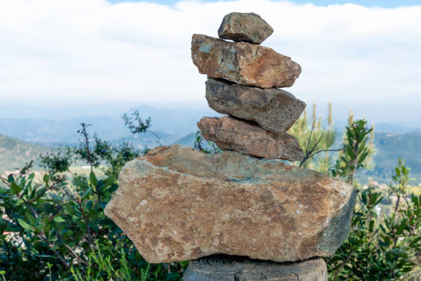 pila zen de rocas hechas en la cima de la montaña. california - stone wellbeing zen like blue fotografías e imágenes de stock