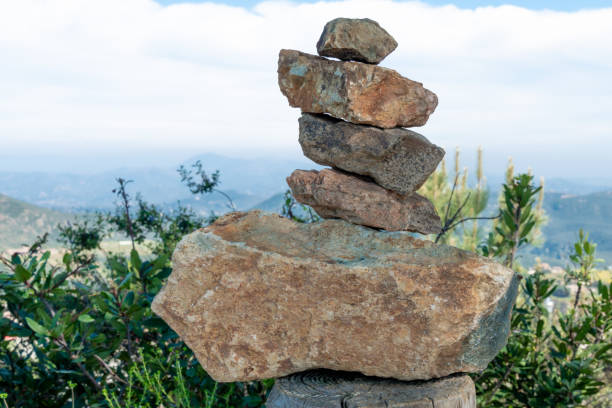 pilha zen de rochas feitas no topo da montanha. califórnia - stone wellbeing zen like blue - fotografias e filmes do acervo