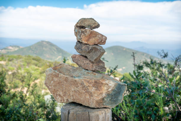 pilha zen de rochas feitas no topo da montanha. califórnia - stone wellbeing zen like blue - fotografias e filmes do acervo