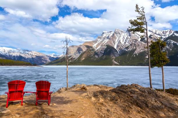 red adirondack stühle lake minnewanka banff nationalpark alberta kanada - adirondack chair stock-fotos und bilder