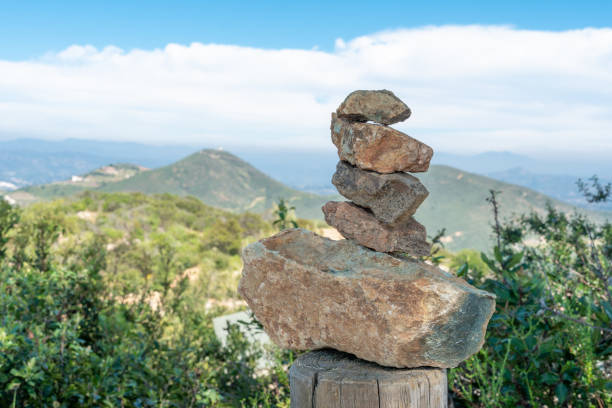 pilha zen de rochas feitas no topo da montanha. califórnia - stone wellbeing zen like blue - fotografias e filmes do acervo