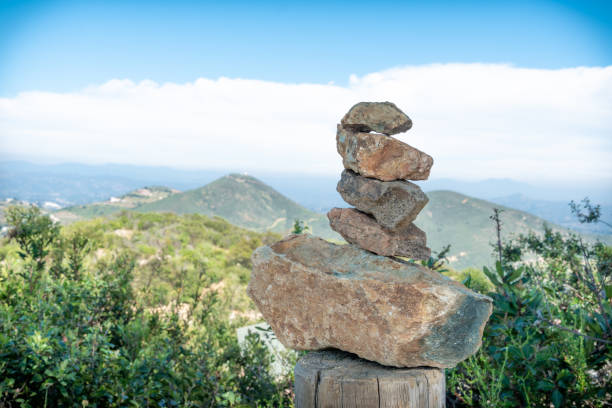 pilha zen de rochas feitas no topo da montanha. califórnia - stone wellbeing zen like blue - fotografias e filmes do acervo