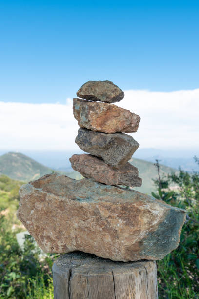 pilha zen de rochas feitas no topo da montanha. califórnia - stone wellbeing zen like blue - fotografias e filmes do acervo