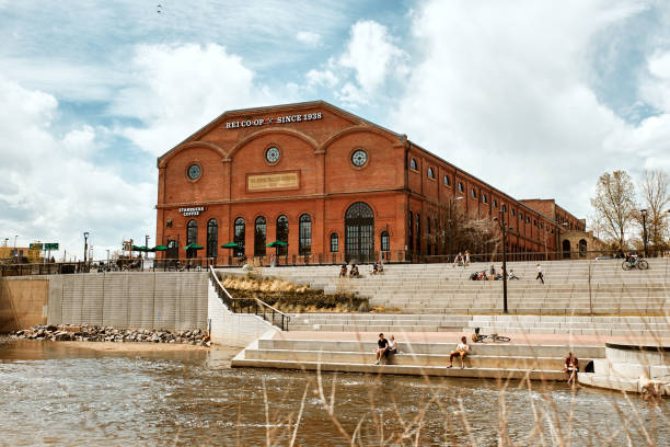 desenvolvimentos modernos no bairro de lower downtown denver - platte river - fotografias e filmes do acervo