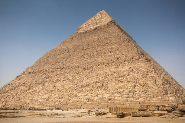the great pyramid with blue sky - pyramid of mycerinus imagens e fotografias de stock