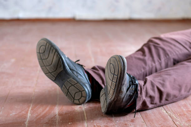 pés estendidos em botas no chão de madeira sujo - falling suicide men built structure - fotografias e filmes do acervo