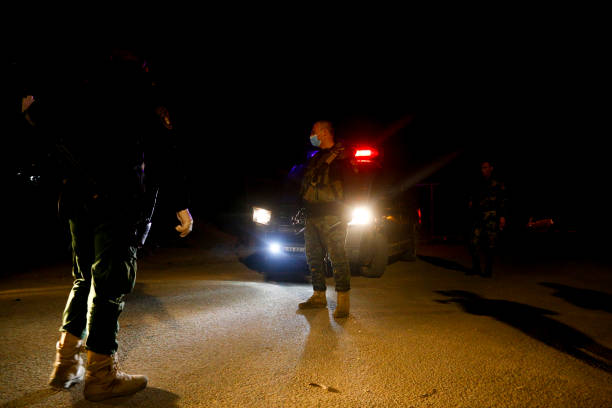 soldats utilisant des masques positionant à un barrage routier dans la ville la nuit - ramallah historical palestine palestinian culture west bank photos et images de collection