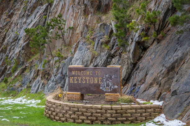 An entrance road going to Mt Rushmore, South Dakota Keystone, SD, USA - May 24, 2019: A welcoming signboard at the entry point of park keystone south dakota photos stock pictures, royalty-free photos & images
