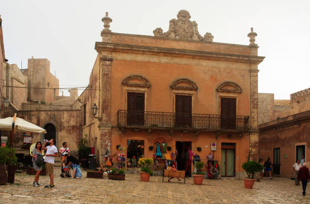 vista de piazza della loggia, erice - erice fotografías e imágenes de stock