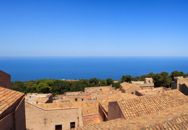 increíble vista al mar desde las casas de erice. trapani - trapani sicily erice sky fotografías e imágenes de stock