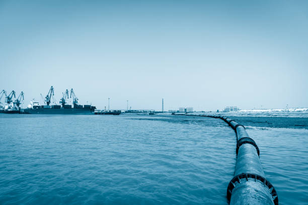 gasoducto oxidado en puerto - rust textured rusty industrial ship fotografías e imágenes de stock