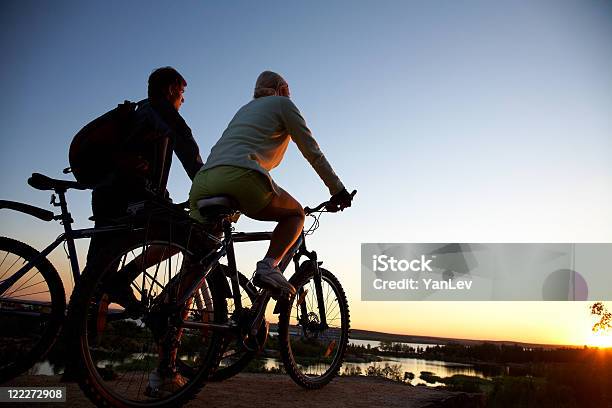 Photo libre de droit de Couple De Vélos Sur Le Coucher Du Soleil banque d'images et plus d'images libres de droit de Adulte - Adulte, Amitié, Bleu