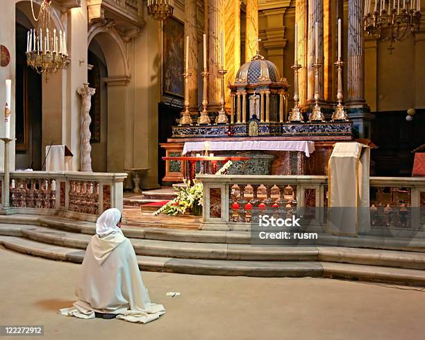 Beten Stockfoto und mehr Bilder von Abgeschiedenheit - Abgeschiedenheit, Altar, Auf dem Boden sitzen