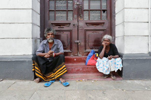 bettler auf der straße in kandy - women poverty senior adult mature adult stock-fotos und bilder
