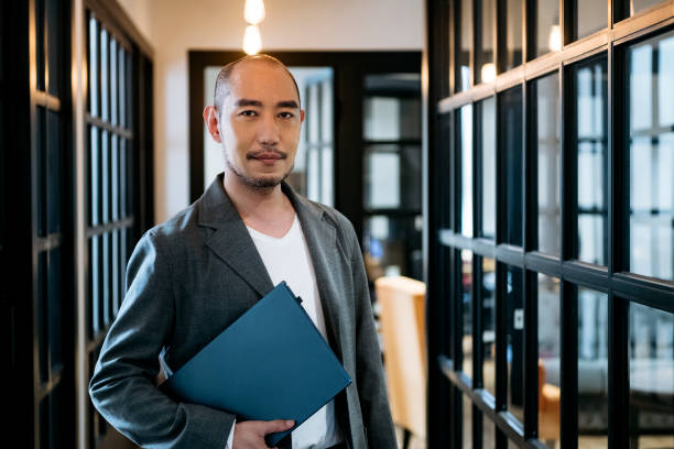 portret biznesmena patrzący na kamerę - window taipei built structure taiwan zdjęcia i obrazy z banku zdjęć