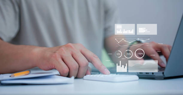 close up businessman accountant calculating on calculator to planning strategy and profit at desktop home office workplace with dashboard tools monitor for data management of business financial and economy concept cerrar el cálculo del contador de empresarios en la calculadora para planificar la estrategia y el beneficio en el lugar de trabajo de la oficina en casa de escritorio con el monitor de herramientas de tablero para la gestión de datos del concepto financ