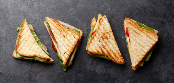 햄, 치즈, 샐러드, 야채를 곁들인 클럽 샌드위치 - sandwich turkey gourmet fast food 뉴스 사진 이미지