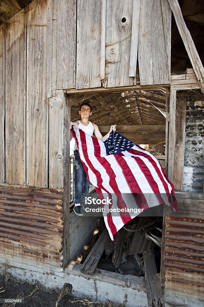 Boy 垂れ下がるアメリカの国旗 - 愛国心のロイヤリティフリーストックフォト