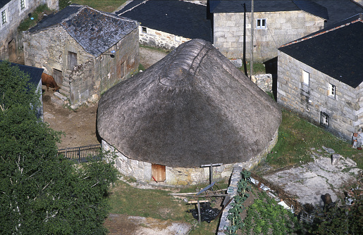 The palloza has a circular or oval plan, between ten and twenty meters in diameter. With low stone walls and covered by a conical vegetal roof, usually formed by stalks of rye