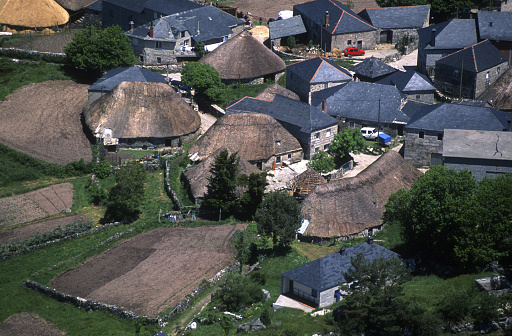 The palloza has a circular or oval plan, between ten and twenty meters in diameter. With low stone walls and covered by a conical vegetal roof, usually formed by stalks of rye