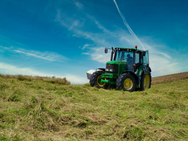 サイジング操作を行う農場トラクター - silage field hay cultivated land ストックフォトと画像