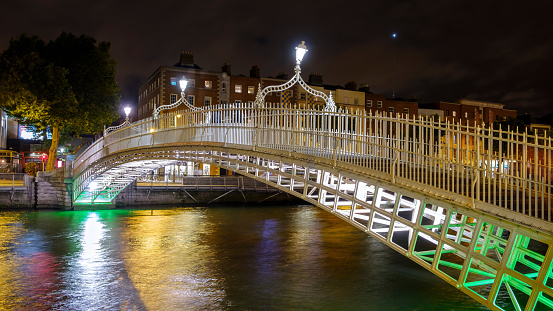 Night photo of Dublin's Ha'Penny Bridge