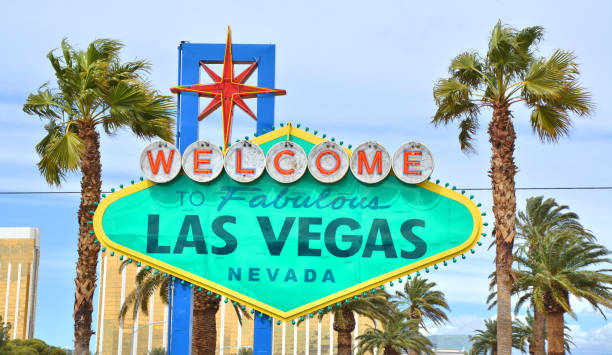 bienvenido al fabuloso letrero de las vegas, nevada en el strip. - welcome to fabulous las vegas sign photography landmarks travel locations fotografías e imágenes de stock