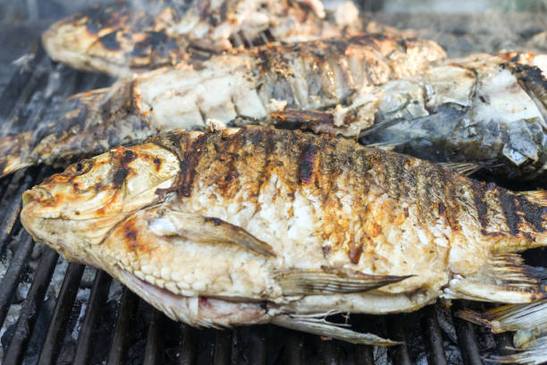 해산물 축제, 길거리 음식 시장 기간 동안 카운터 상단 포장 마차에 갓 구운 생선. - trout prepared fish whole grilled 뉴스 사진 이미지