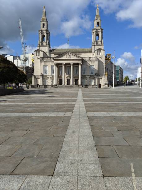 sala civica di millennium square deserta vuota, leeds - leeds england town hall leeds town hall uk foto e immagini stock