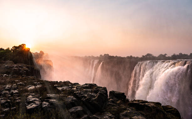 a grande victoria falls (vista do lado do zimbábue) - dramatic sky famous place canyon majestic - fotografias e filmes do acervo