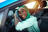 muslimische frau f%C3%A4hrt ein neues auto muslimische frau f%C3%A4hrt ein neues auto