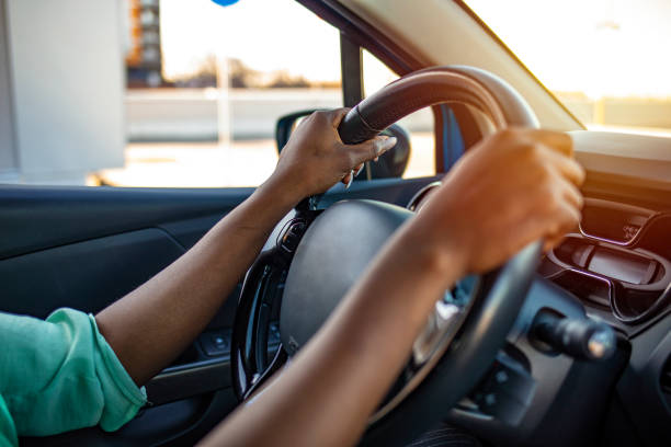 portrait of african woman sitting in car - car test drive car rental women imagens e fotografias de stock