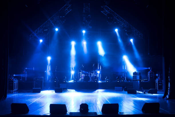 palcoscenico libero con luci - popular music concert lighting equipment illuminated stage foto e immagini stock