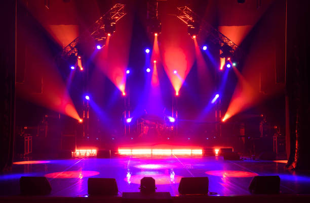 palcoscenico libero con luci, dispositivi di illuminazione. - popular music concert lighting equipment illuminated stage foto e immagini stock