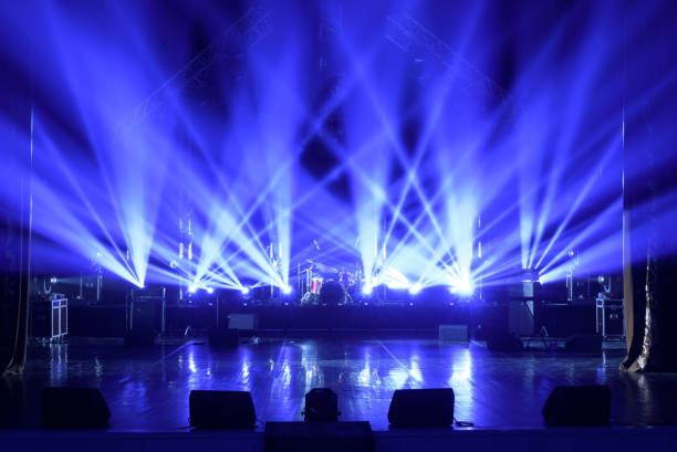 palcoscenico libero con luci, dispositivi di illuminazione. - popular music concert lighting equipment illuminated stage foto e immagini stock