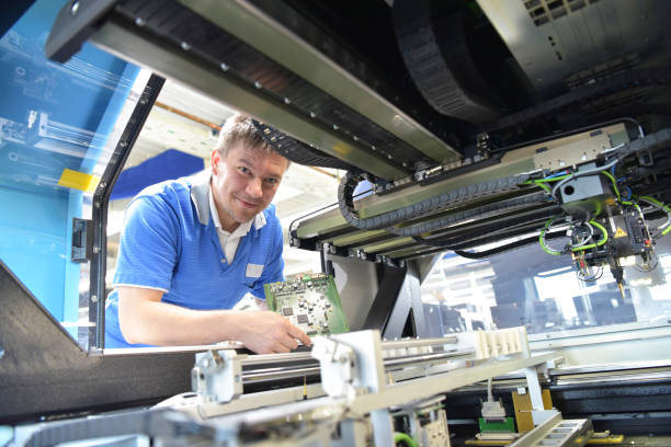 producción de componentes electrónicos en una fábrica moderna - ingeniero en el lugar de trabajo - industry portrait production line factory fotografías e imágenes de stock