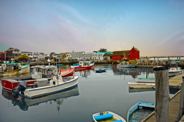 port avec bateaux de pêche-gloucester massachusetts - cape ann photos et images de collection