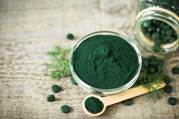 그릇에 스피룰리나 정제 및 분말 - chlorella 뉴스 사진 이미지