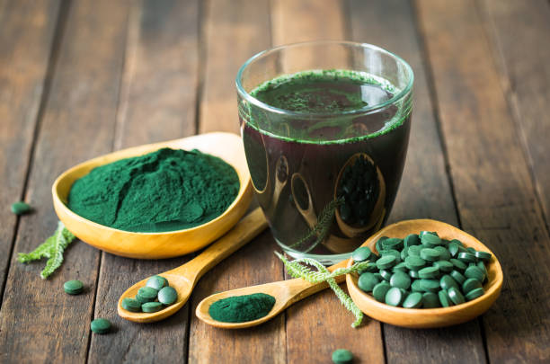 bevanda di spirulina sana nel bicchiere - clorofilla foto e immagini stock