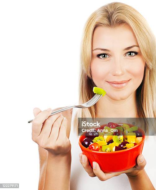 Photo libre de droit de Jolie Fille Manger Salade De Fruits banque d'images et plus d'images libres de droit de Adulte - Adulte, Aliment, Aliments et boissons