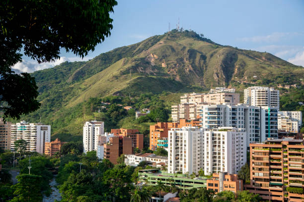 vista del centro de la ciudad de cali en colombia - valle del cauca fotografías e imágenes de stock