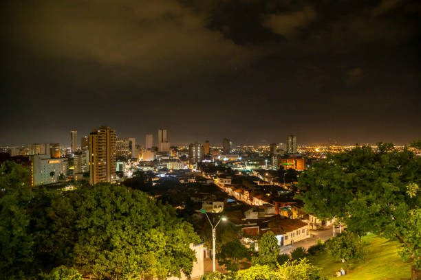 vista panorámica de la ciudad de cali por la noche - valle del cauca fotografías e imágenes de stock