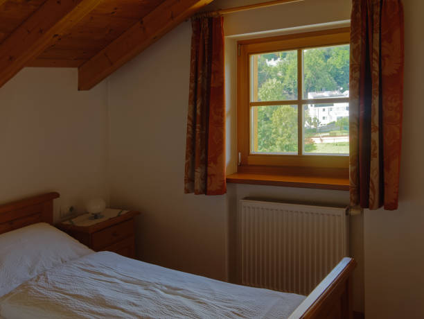 innenausstattung der bergholzhütte schlafzimmer mit fenster - rustic bedroom cabin indoors stock-fotos und bilder