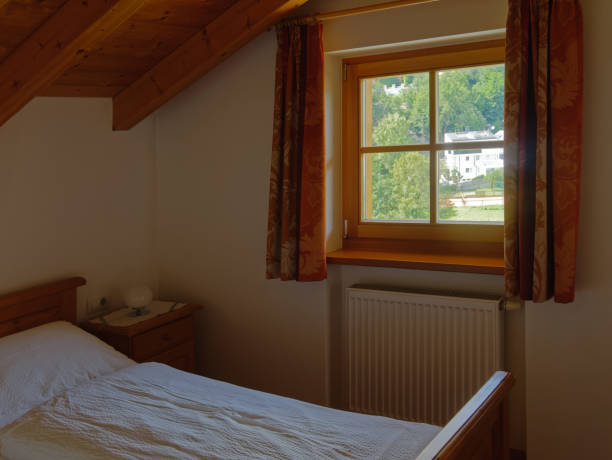 interno della camera da letto lodge in legno di montagna con finestra - cabin indoors rustic bedroom foto e immagini stock