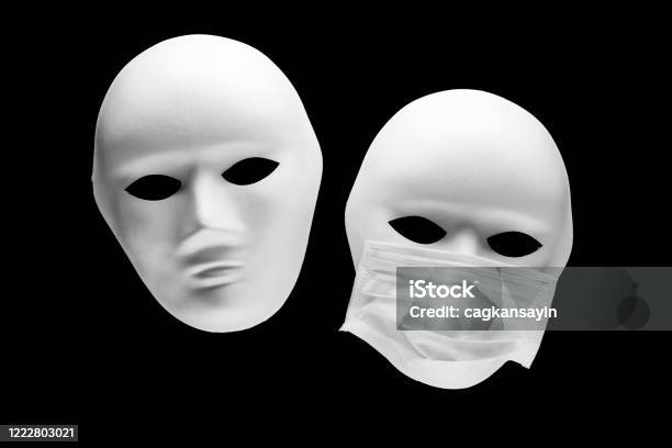 Maschere Bianche Per Il Viso Umano Con Una Che Indossa Una Maschera Medica  Isolata Su Sfondo Nero - Fotografie stock e altre immagini di Bianco -  iStock